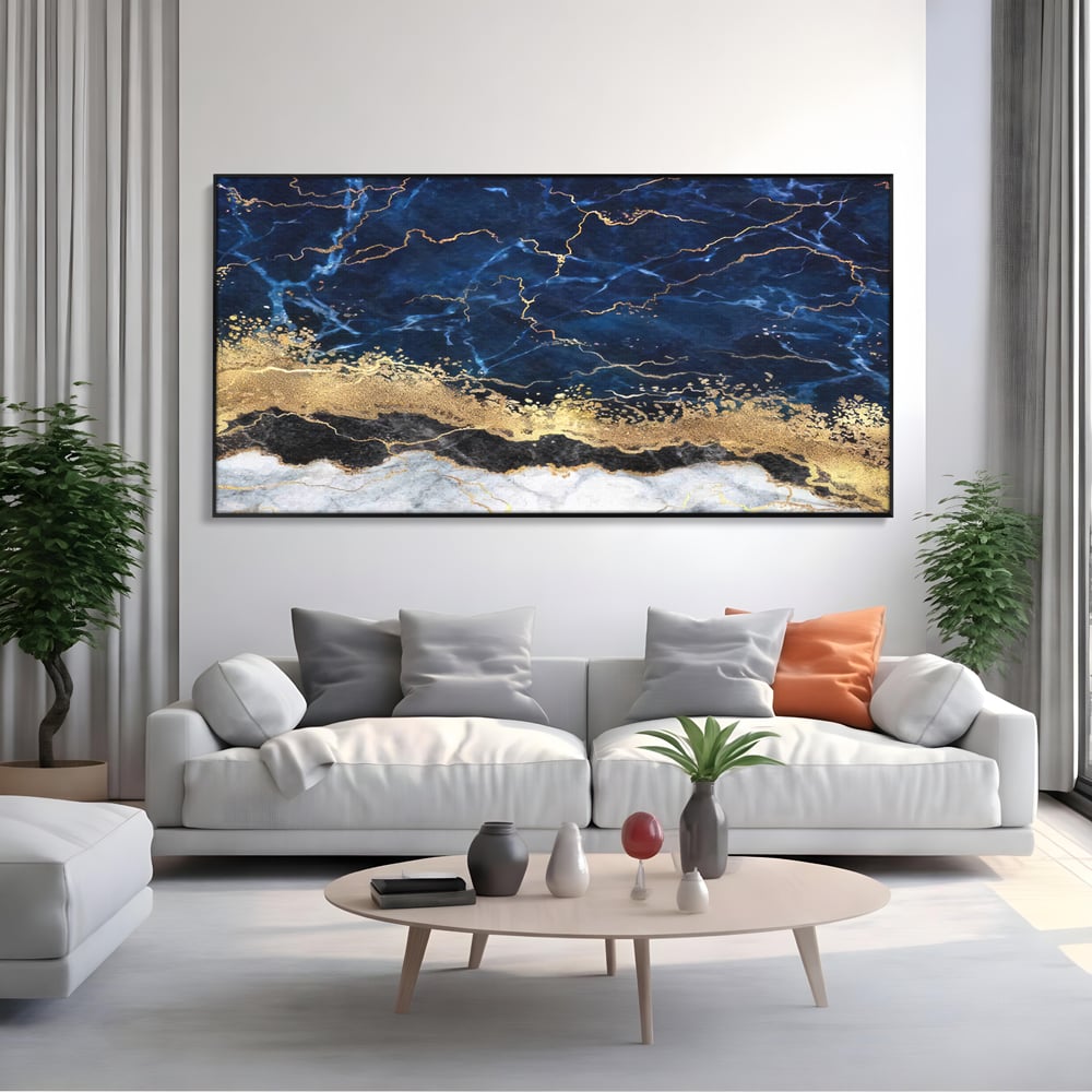 Tablou canvas cu tablou canvas cu marmura abstracta, in rama de aluminiu negru, pe perete intr-un living